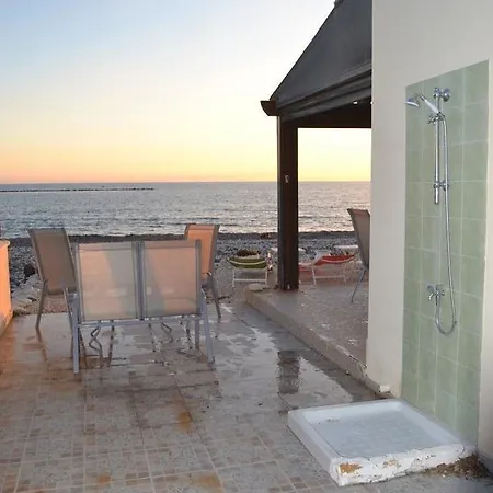 Luna Beach House Ferienhaus Kiti